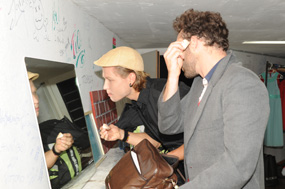 Samuel und Christina beim Schminken