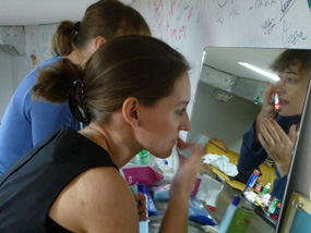 Sonja und Juliane am Schminken